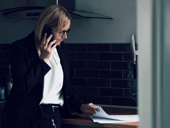 Billede af kvinde der taler i telefon